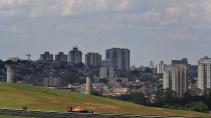 GP van Brazilië 2016 Max Verstappen rijdend met Sao Paulo op de achtergrond