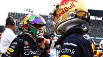 Gp van Mexico 2022 Verstappen en Perez na de race met helmen op
