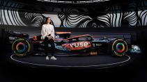 McLaren F1 2022 speciale kleurstelling GP van Abu Dhabi zijkant met kunstenares Anna Tangles