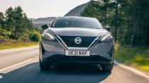 Nissan Qashqai rijdend op een weg voor
