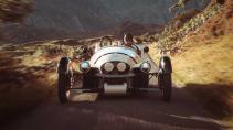OB x Morgan Super 3 rijdend op een weg voor