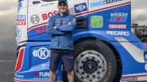 Speedweek 2022 Racetrucks European Racetruck Championship coureur Jochen Hahn naast de vrachtwagen
