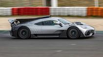 TopGear TV-show seizoen 33 aflevering 3 Mercedes AMG-One rijdend op de Nürburgring met Chris Harris zijkant