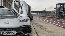 TopGear TV-show seizoen 33 aflevering 3 Mercedes AMG-One op de Nürburgring met Chris Harris pitstraat