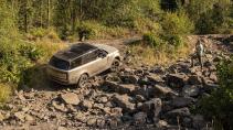 TopGear TV-show seizoen 33 aflevering 3 Range Rover rijdend langs rotsen boven