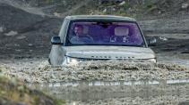 TopGear TV-show seizoen 33 aflevering 3 Range Rover rijdt door een plas water Paddy McGuinness