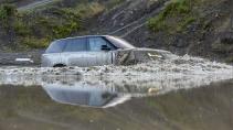 TopGear TV-show seizoen 33 aflevering 3 Range Rover rijdt door een plas water Paddy McGuinness