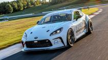 Elektrische Toyota GR86 Scalar SCR1 rijdend op een circuit schuin voor