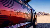 Volkswagen Jetta GLI concept in de woestijn GLI badge op de zijkant van de auto