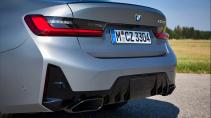 BMW M340i schuin achter dichtbij