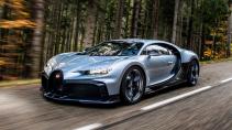 Bugatti Chiron Profilée rijdend op een weg voorkant