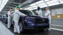 Honda CR-V schuin voor in de fabriek van de rolband