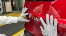 Honda CR-V badge CR-V met handschoenen