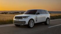 Land Rover Range Rover P440e rijdend op een weg schuin voor
