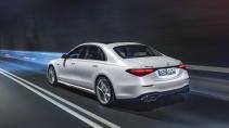 Mercedes-AMG S 63 E Performance rijdend in een tunnel schuin achter