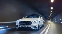 Mercedes-AMG S 63 E Performance rijdend in een tunnel schuin voor