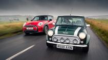 Mini Electric (2022) en Mini Cooper (2000) rijdend op een weg schuin voor