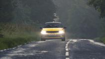 Opel Astra op natte weg (regen, mist)