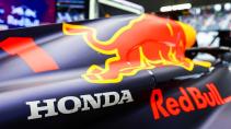 Red Bull Honda sticker bij nummer 1 van Verstappen