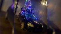 Volkswagen Golf met kerstboom op het dak schuin voor