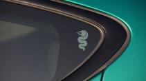 Alfa Romeo Tonale hybride detail raam sticker logo slang