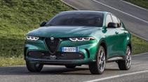 Alfa Romeo Tonale hybride rijdend schuin voor