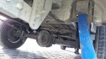 Busje probeert vrachtwagen te trekken met spanband
