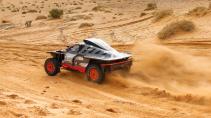 Carlos Sainz Sr Dakar-rally 2023 in de Audi RS Q e-tron rijdend op een duin