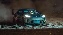 Cupra UrbanRebel Racing rijdend schuin voor