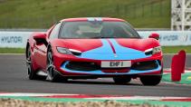 Ferrari 296 GTB rijdend op circuit Most tijdens SpeedWeek 2022