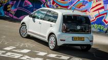 Volkswagen Up met Nederlands kenteken bij grafitti-muur