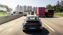Hyundai Ioniq 6 rijdend achter op een snelweg in Seoul, Zuid-Korea