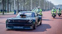 Ken Block rijdend in de Ford Mustang Hoonigan voor de politie in Londen
