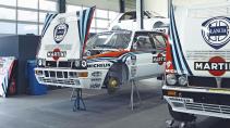 Lancia Delta van Maturo met Martini-kleurstelling werkplaats auto op de bok
