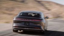 Lucid Air Grand Touring rijdend achter