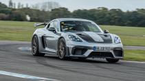 Porsche 718 GT4 Cayman RS rijdend op TopGear-circuit schuin voor