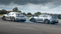 Porsche 911 GT3 RS en Porsche 718 Cayman GT4 RS op driftend achterkant TopGear-circuit