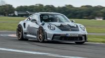 Porsche 911 GT3 RS rijdend op TopGear-circuit schuin voor