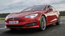 Tesla Model S rijdend op een weg schuin voor