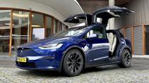 Tesla Model Y Plaid schuin voor met deuren open
