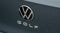 Volkswagen Golf achterkant ingezoomed op de VW Golf badge