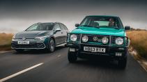 Volkswagen Golf Alltrack en Golf Country rijdend schuin voor naast elkaar