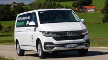 Volkswagen T6 bus van Abt elektrisch omgebouwd rijdend op een weg schuin voor