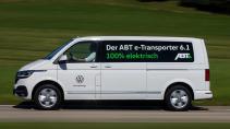 Volkswagen T6 bus van Abt elektrisch omgebouwd rijdend op een weg zij
