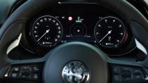 Alfa Romeo Tonale hybride interieur dashboard tellers