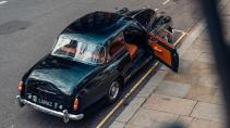 Bentley S2 Continental restomod elektrisch door Lunaz schuin achter open deur