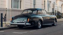 Bentley S2 Continental restomod elektrisch door Lunaz schuin achter opladen