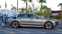BMW i7 zijkant aan het opladen