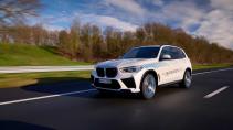 BMW iX5 Hydrogen rijdend schuin voor