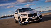 BMW iX5 Hydrogen rijdend schuin voor